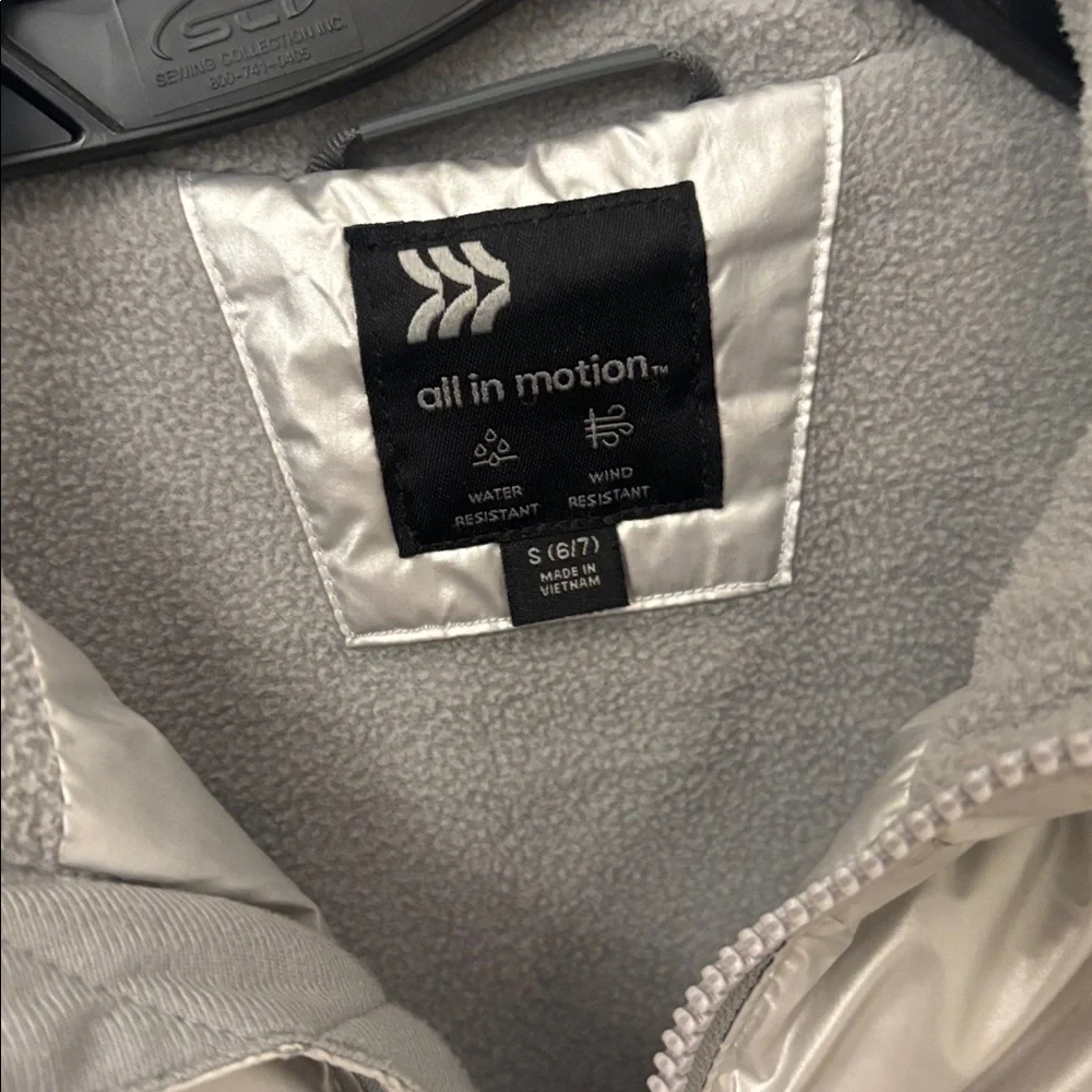Girls All in Motion Metallic Silver puffer Jacket size 6/7 in EUC.